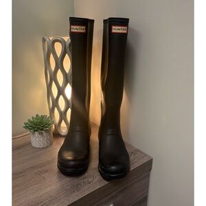 Hunter Women’s Tall Rain Boots-Black. Size 9. Some Scuffs.